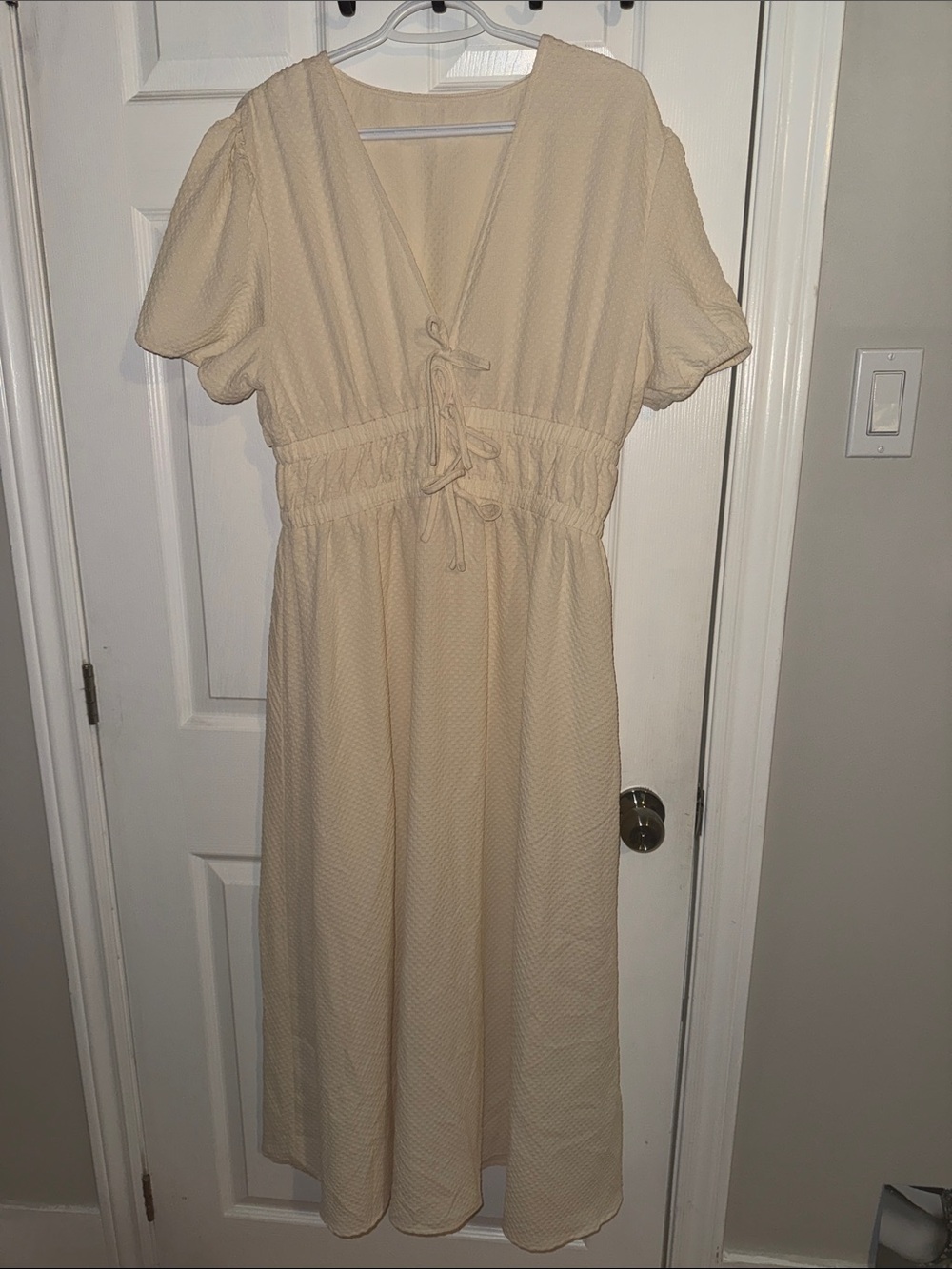 Cupshe Cream Textured Midi Dress with V-Neck and Tie Details